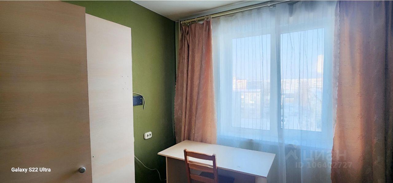 Показ квартиры риэлтором. Выбор новой квартиры. Осмотр квартиры. Риэлтор квартира. Человек сдающий недвижимость.