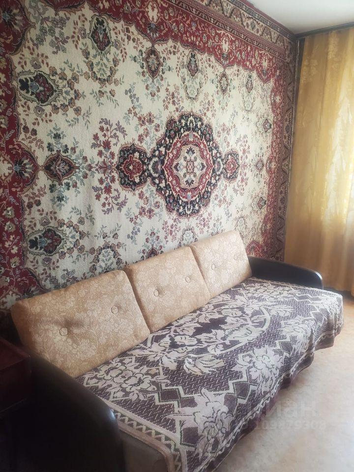 Подъем по лестнице. Девушка в красном платье на карьерной лестнице. Человек на ступеньках. Поднимается по ступенькам. Бег по ступенькам.